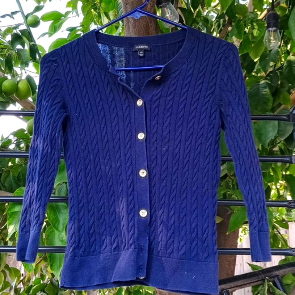 Talbot'sMinimalist lighl  sweater with gold tooling (button) 3/4 legnth